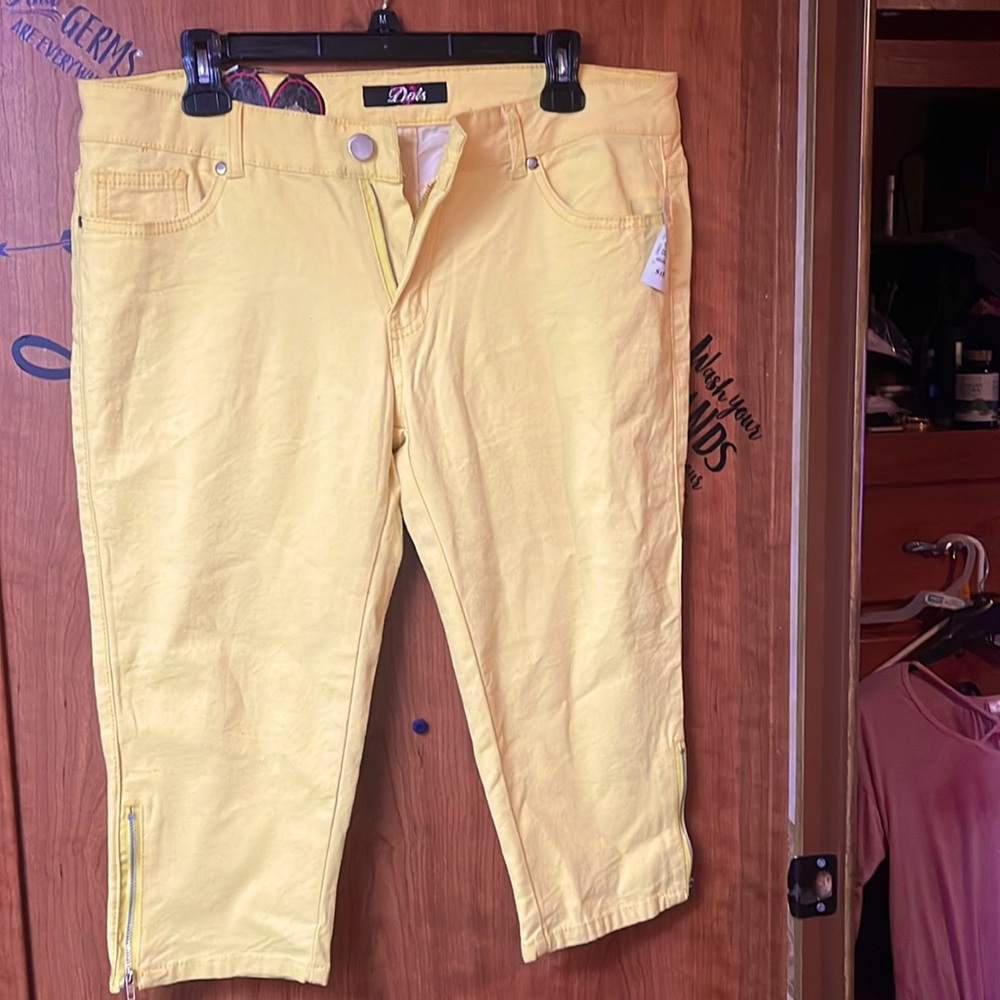 Capris with a zipper size 15, never worn, made by Dots